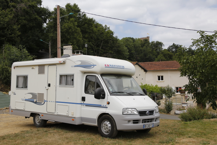 Aire camping-car  Montaner (64460) - Photo 1